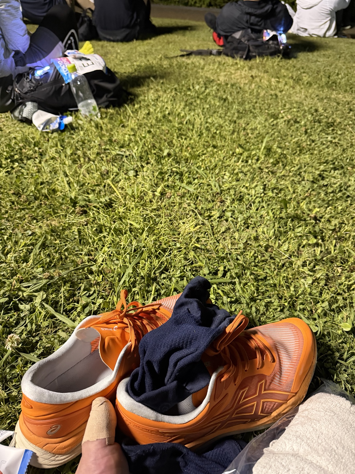 100kmウォークの休憩中に撮影したオレンジのGEL-RIDEWALK 2