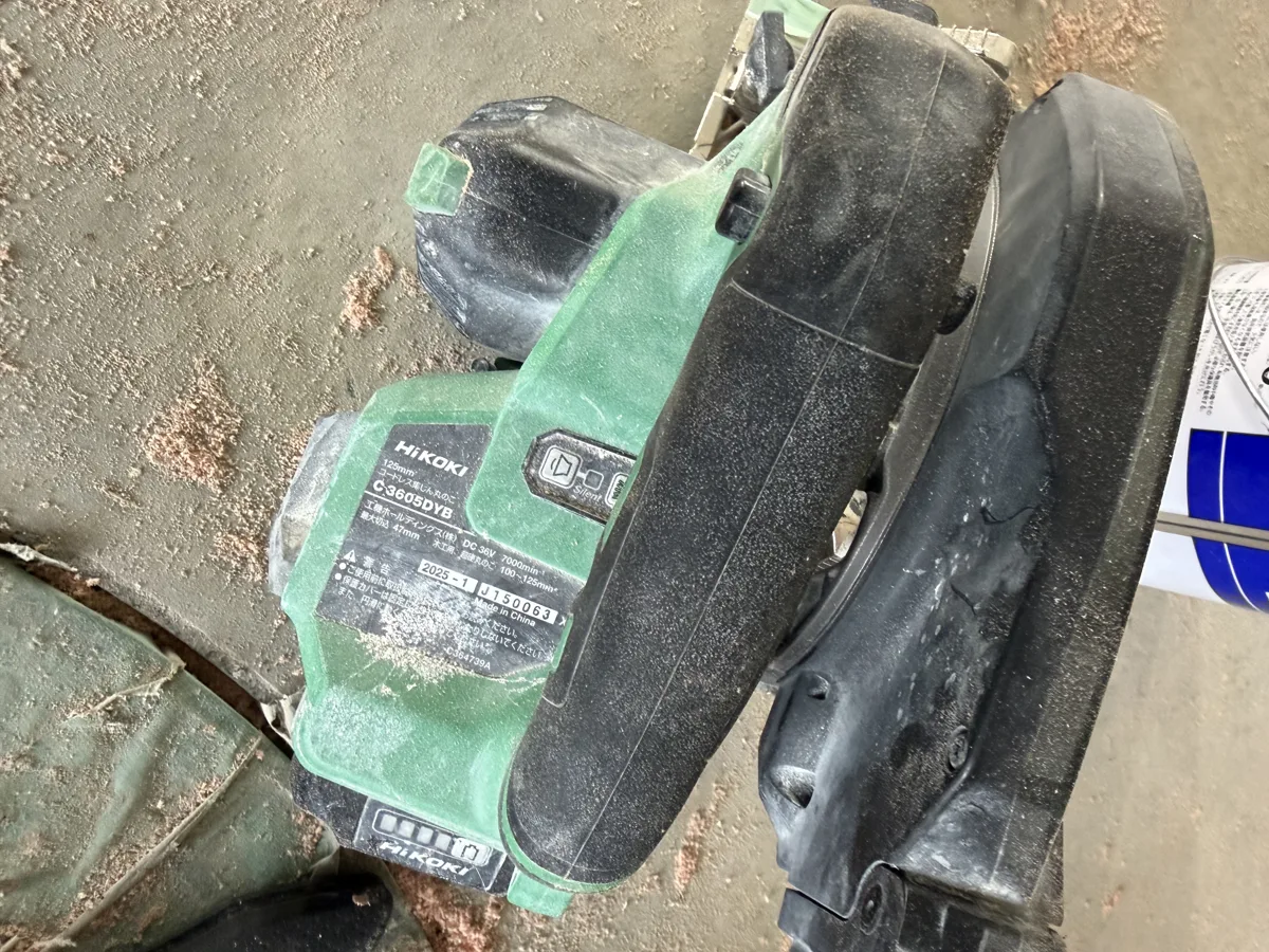 HiKOKI C3605DYBの銘板（DC36V・125mm）