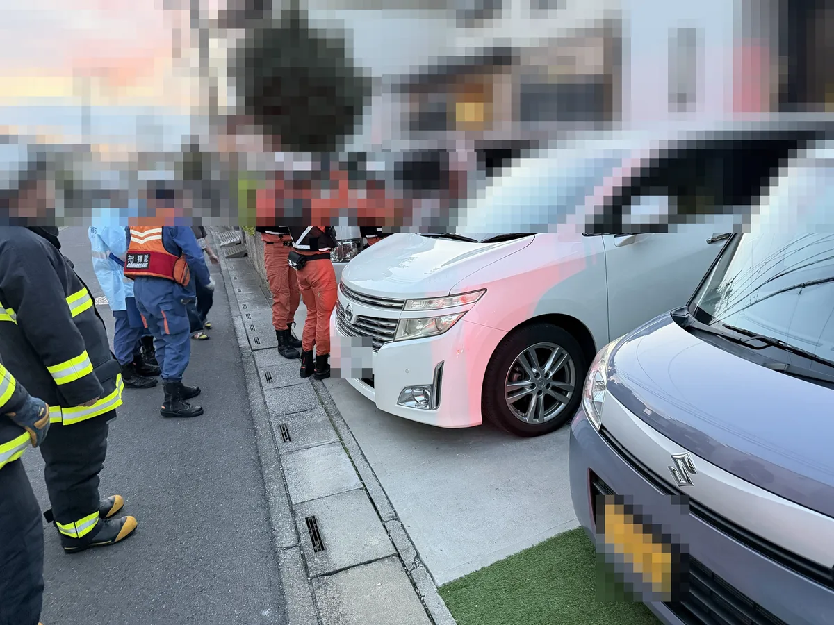 消防隊が到着して車を確認しているところ