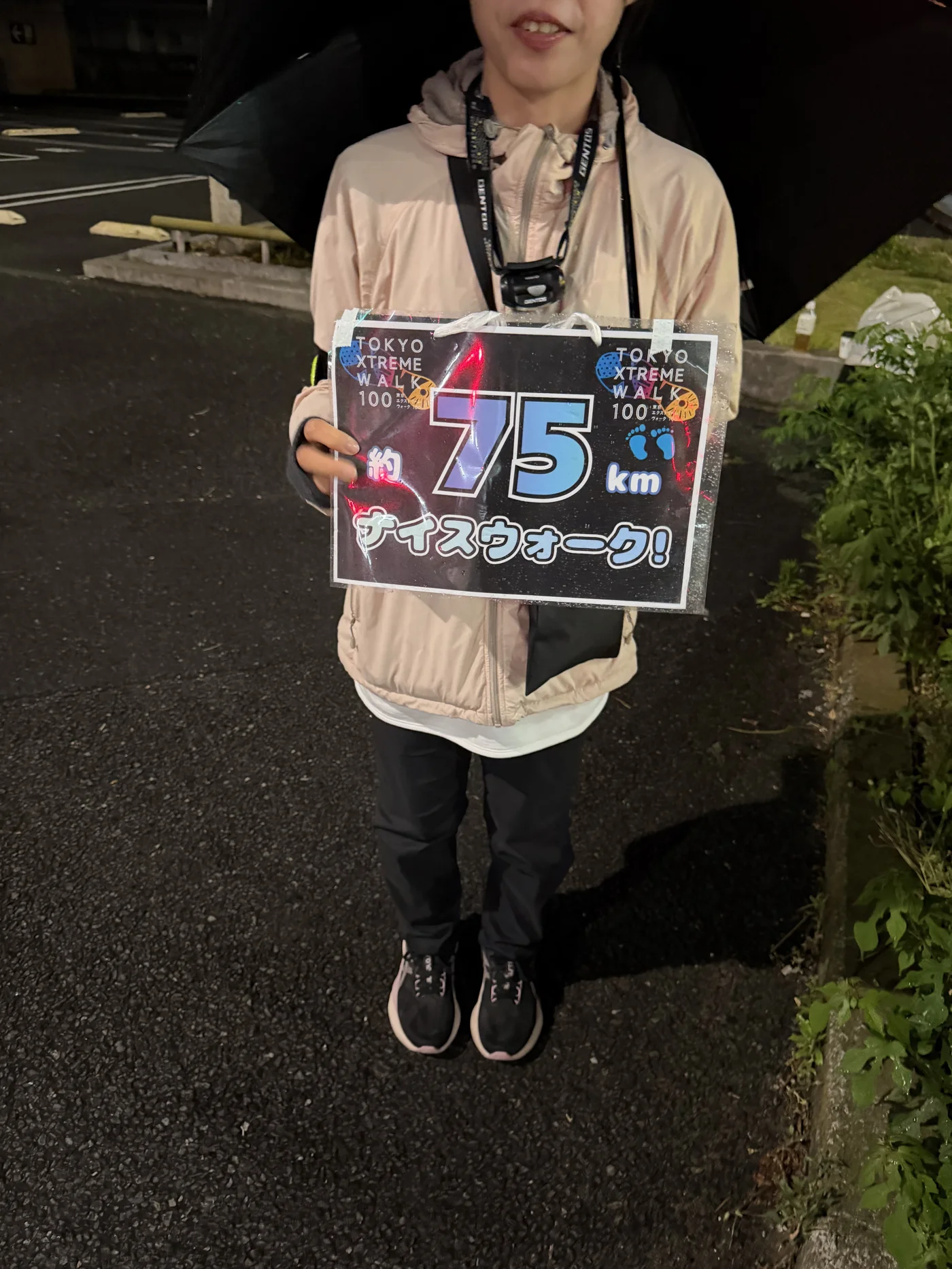 75km地点、雨の中でヘッドライトを付けて歩く