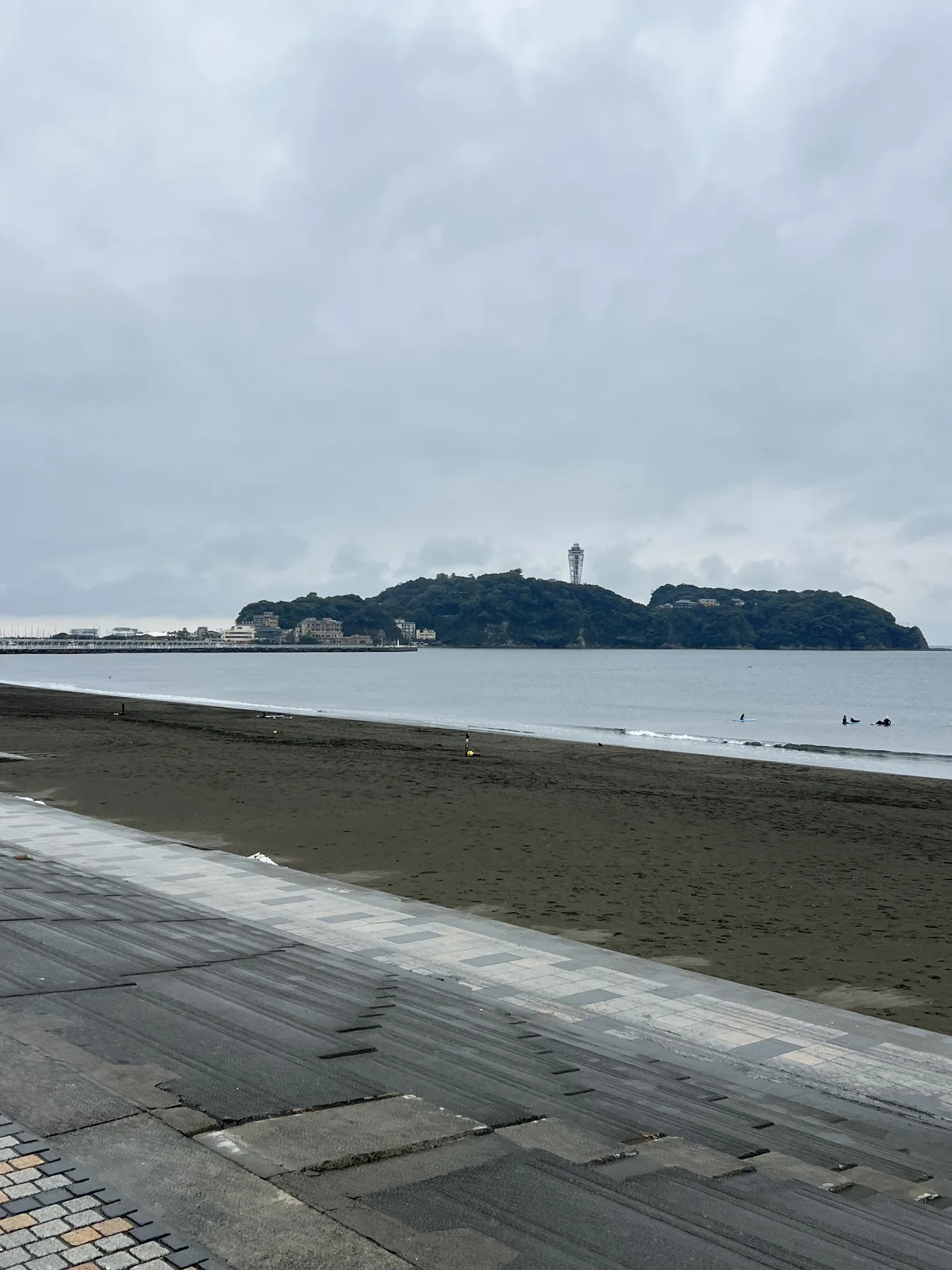 江ノ島が見える海岸線
