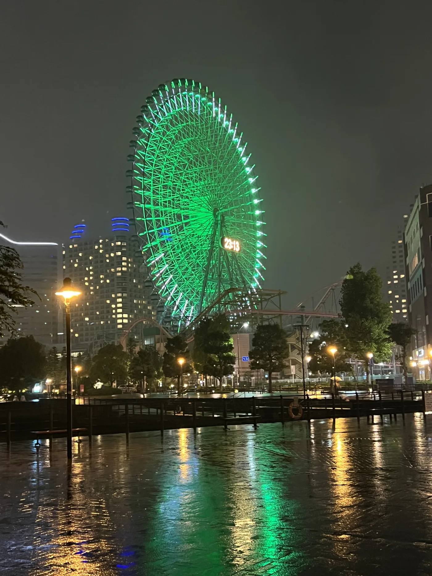 横浜みなとみらいの観覧車、深夜23時53分