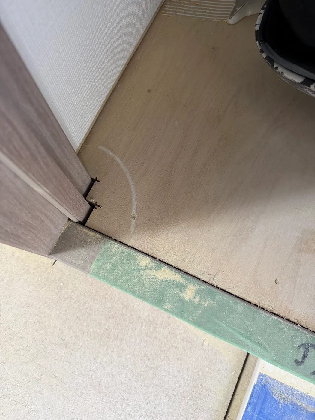 クッションフロアを貼る前の床下地（置き床のベニヤ）と框の間にできた隙間
