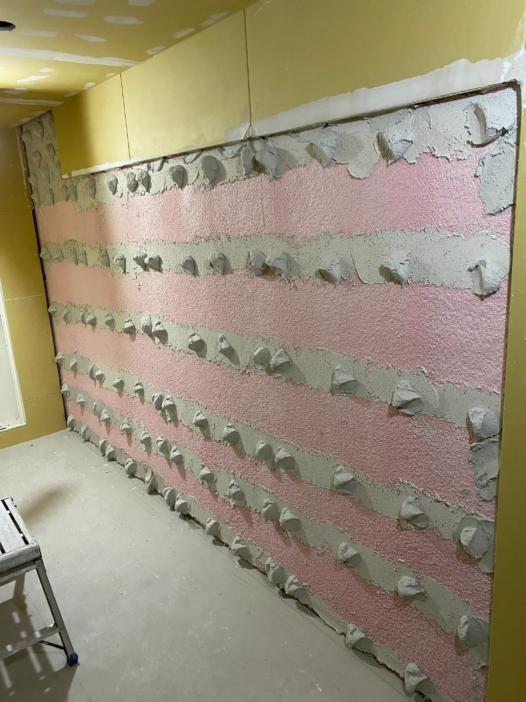 GL工法でボンドを団子状に付けた壁